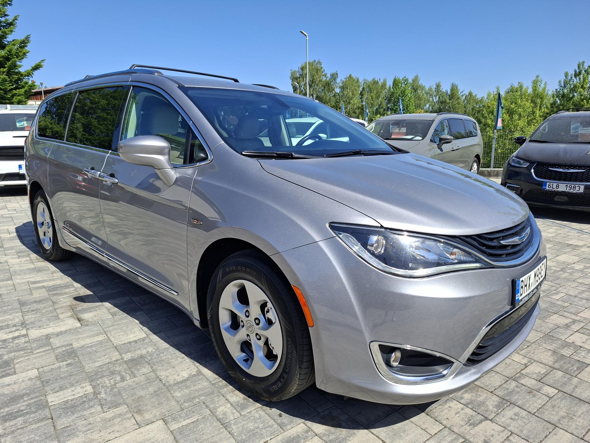 Chrysler Pacifica 3,6L Hybrid, krásný stav
