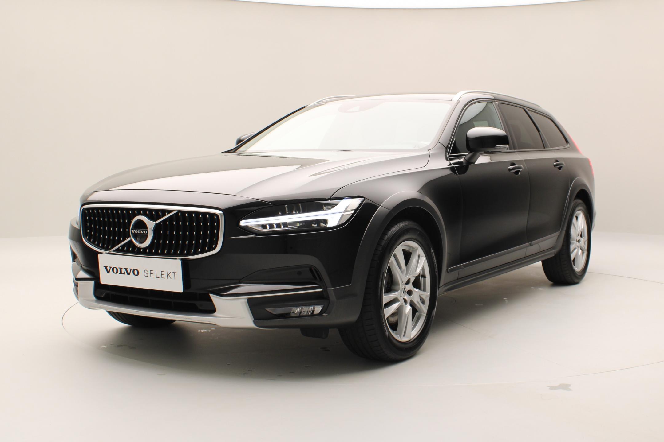 Volvo V90 CC D4 AWD MOMENTUM REZERVACE