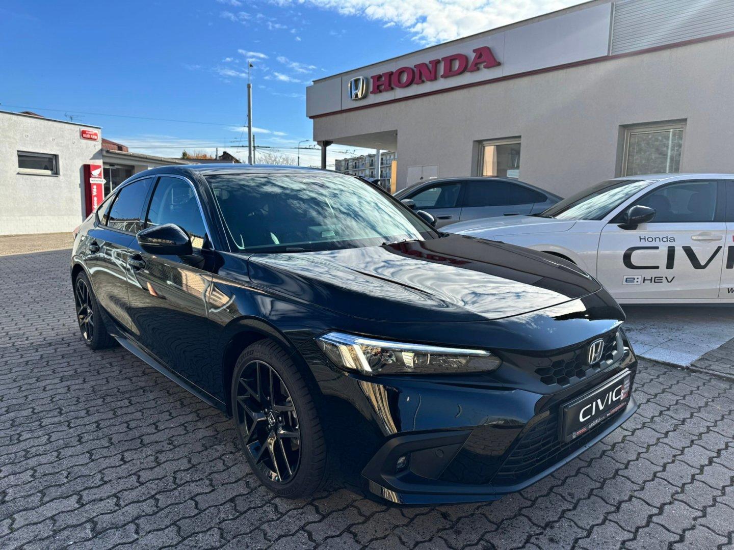 Honda Civic 2.0e:HEV Advance Black SKLADEM