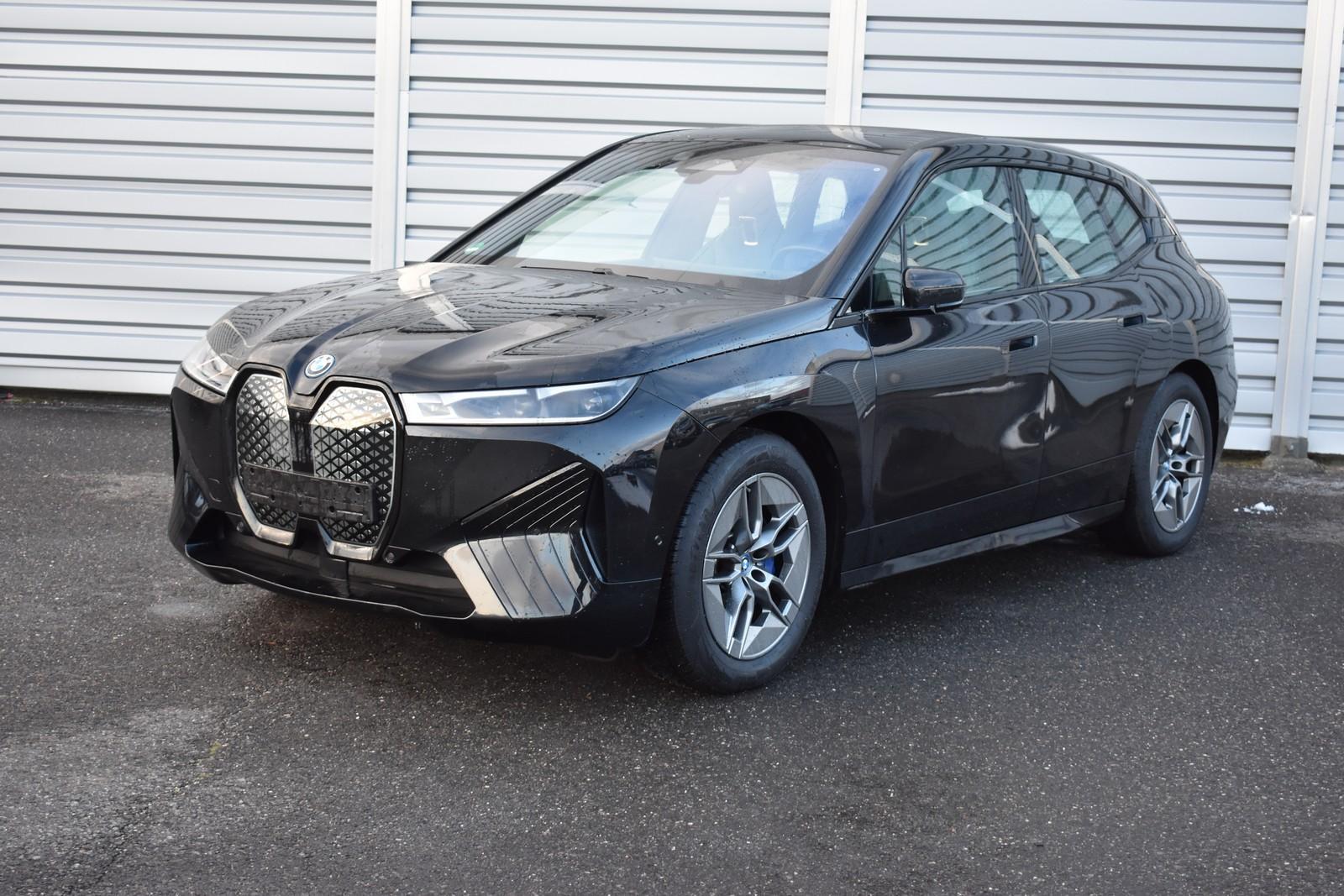 BMW iX 50x-Drive tažné panorama