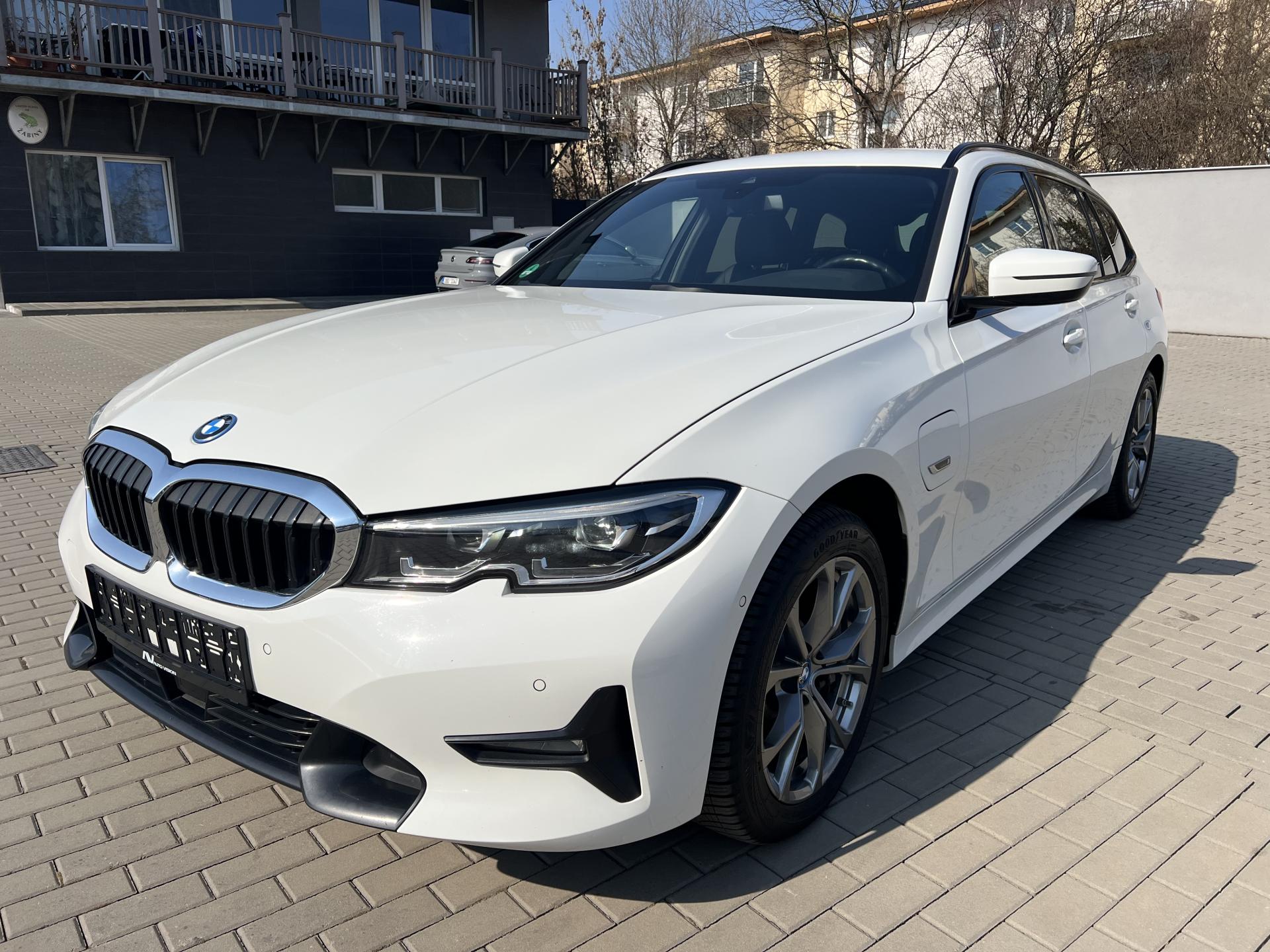 BMW Řada 3 330e Sport line kamera