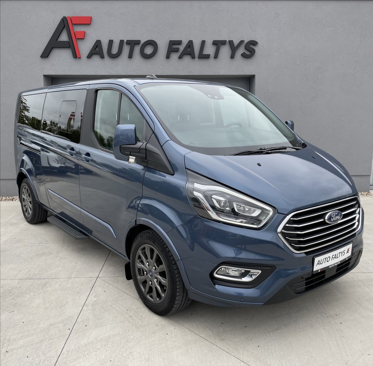 Ford Tourneo Custom 2,0 TDCi 8.MÍST L2 TITANIUM X