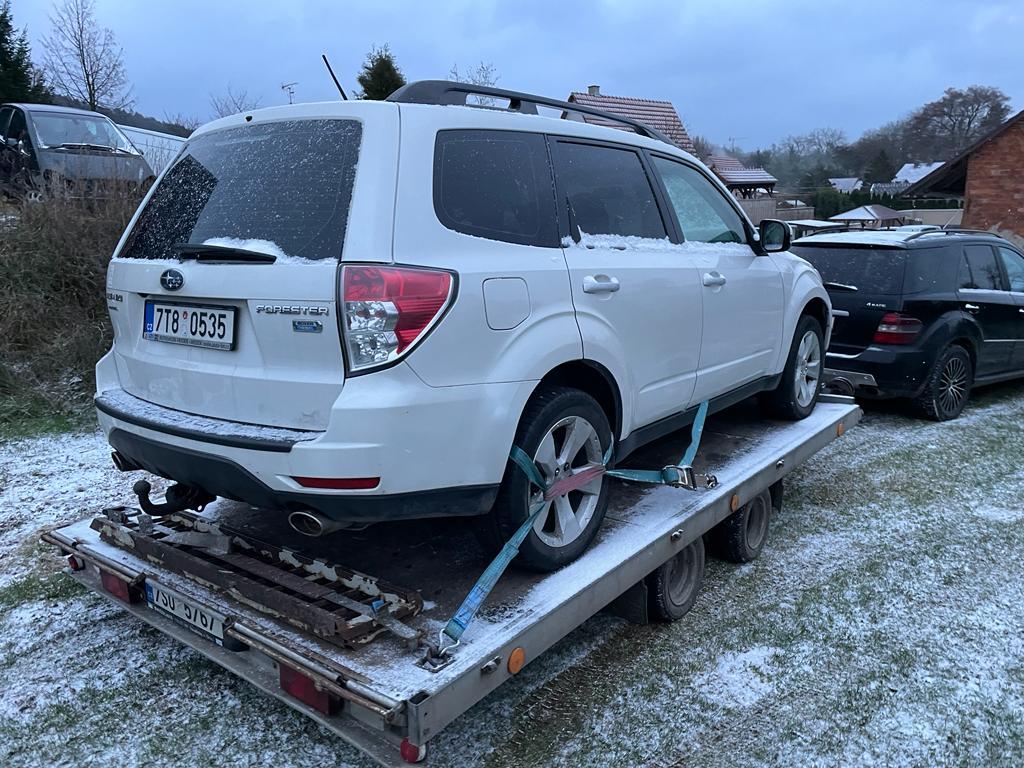 Subaru Forester Sákne olej z motoru unik
