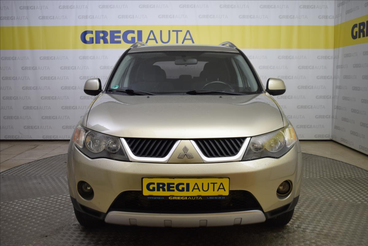 Mitsubishi Outlander 2,0 Di-D 4x4 SUPER STAV