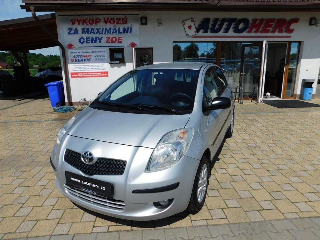 Toyota Yaris 1.3 i 64kw čr