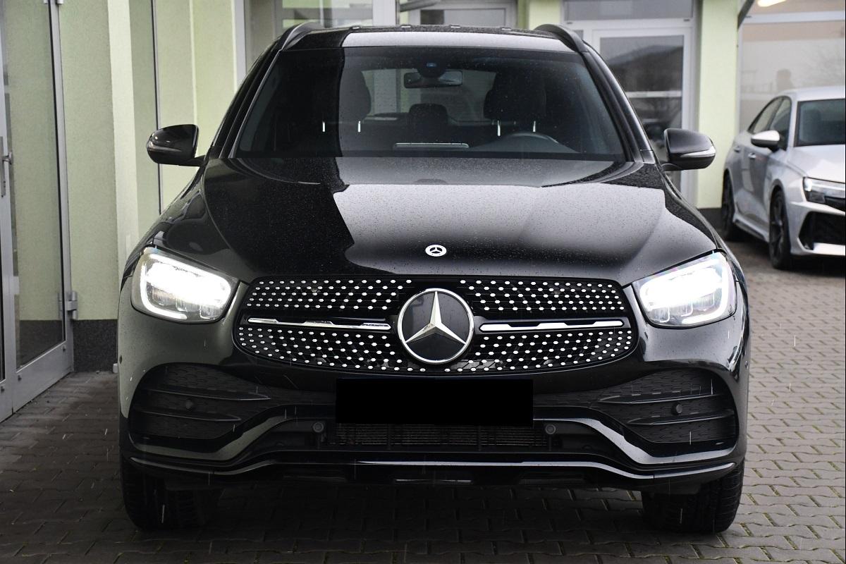 Mercedes-Benz GLC 300e 4MATIC AMG TAŽNÉ 1M ČR