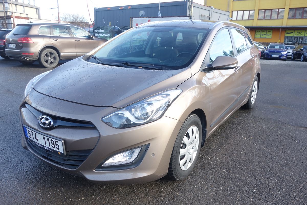 Hyundai i30 1,6i ČR VELICE PĚKNÝ !