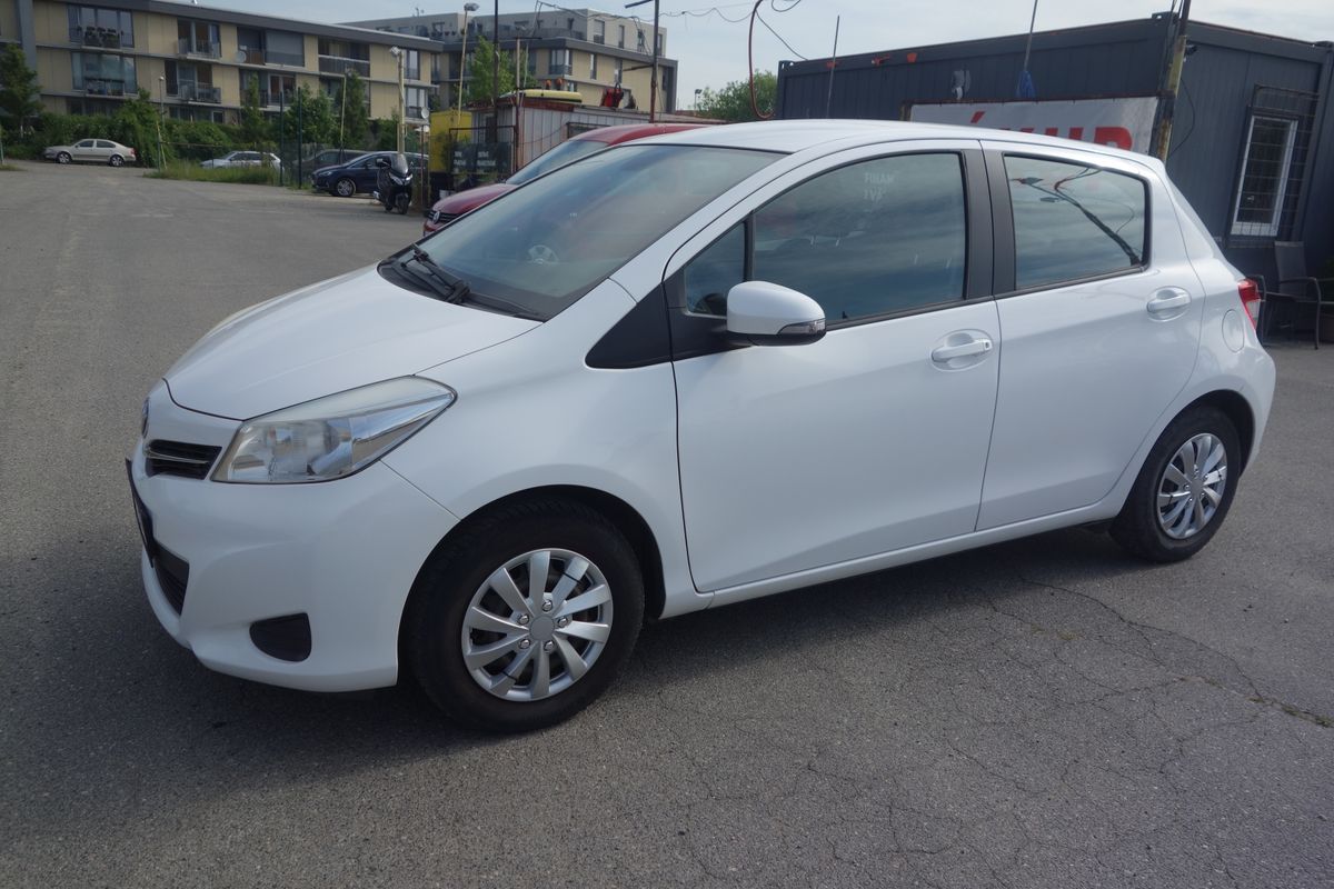 Toyota Yaris 1,0i ČR 2.MAJ. ! 2 x kola !!
