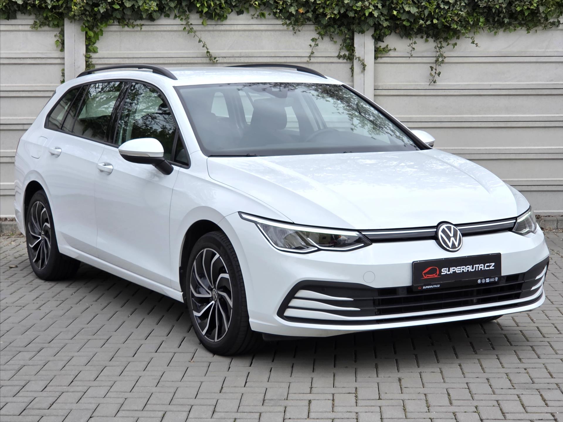 Volkswagen Golf 1,5 eTSi 110kW DSG Life ČR 1.m