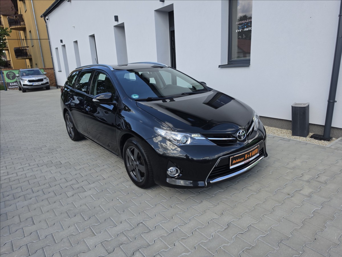 Toyota Auris 1,6 97 KW Automat kamera navi