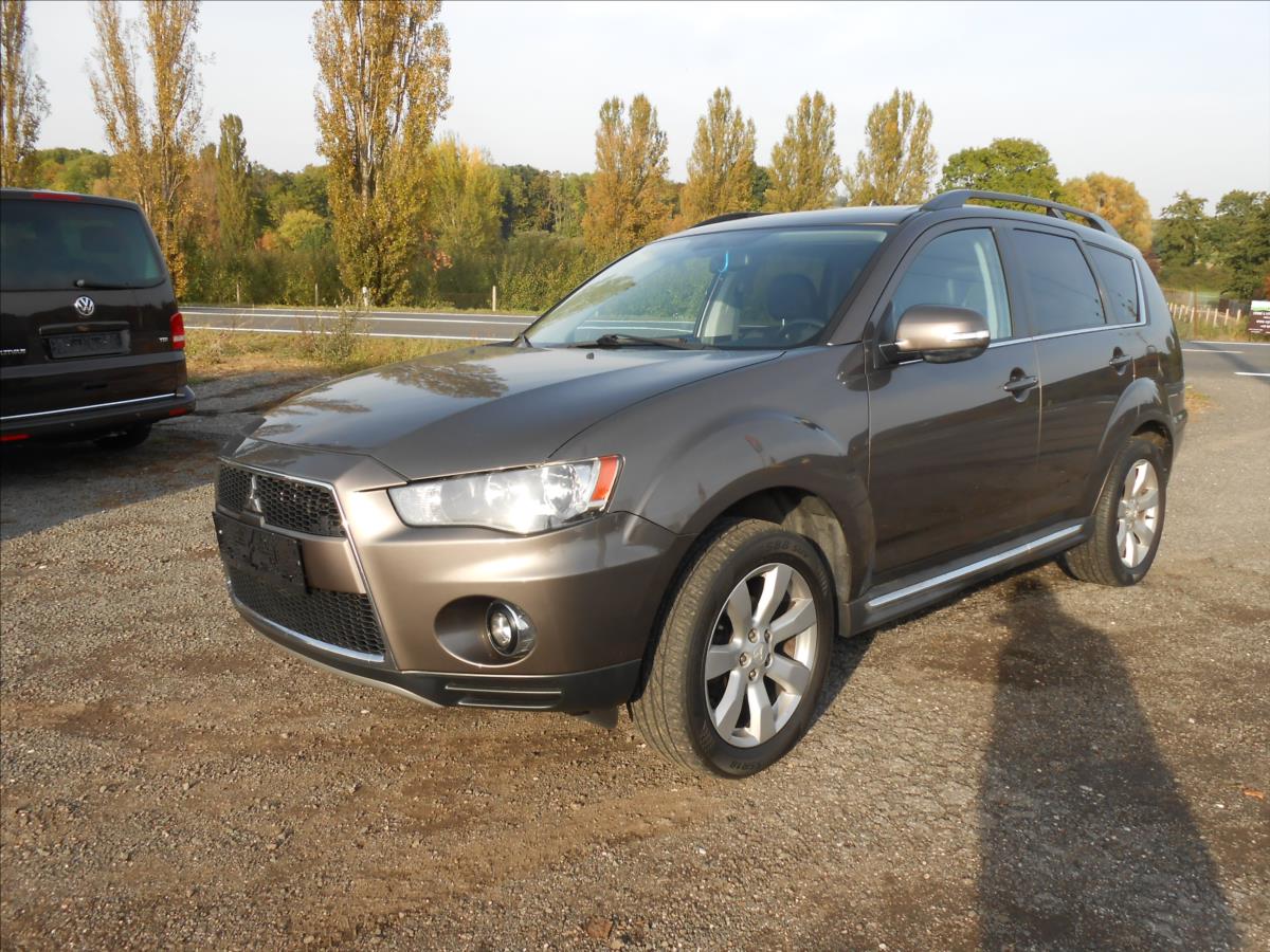 Mitsubishi Outlander 2,3 DI-D 130 kW Serviska