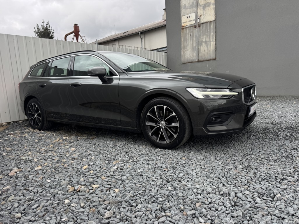 Volvo V60 2,0 i B3 MOMENTUM DPH 1.maj ČR