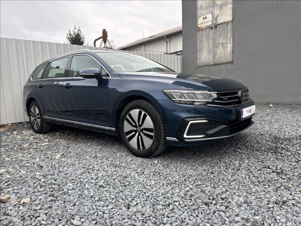 Volkswagen Passat 1,4 TSI GTE DSG DPH 1.maj ČR