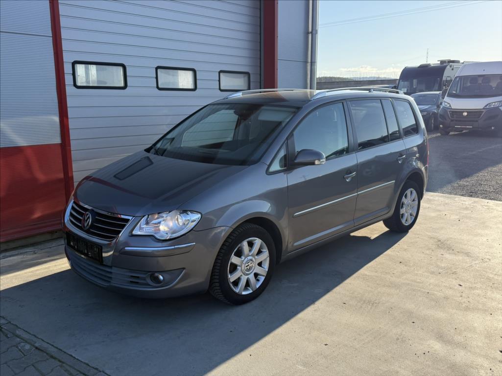 Volkswagen Touran 2,0 TDi DSG highline 7-míst