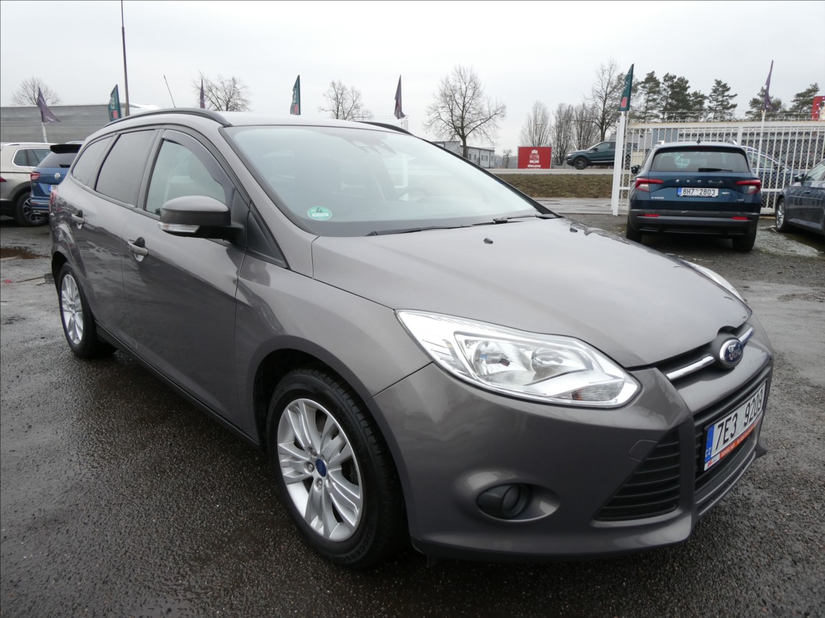 Ford Focus 1,6 i 92kW serviska, klima