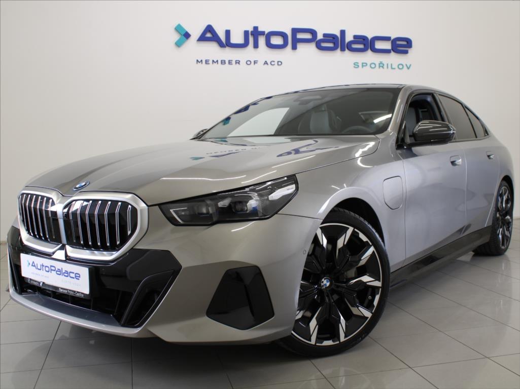 BMW Řada 5 550e xDrive M-paket Bowers 3