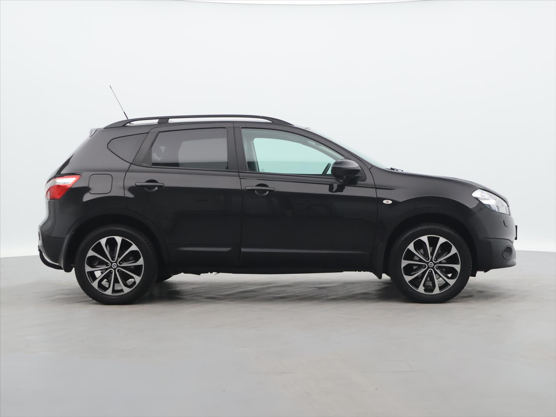 Nissan Qashqai 1,6 I 86KW Klima Panorama Tažn - foto 8