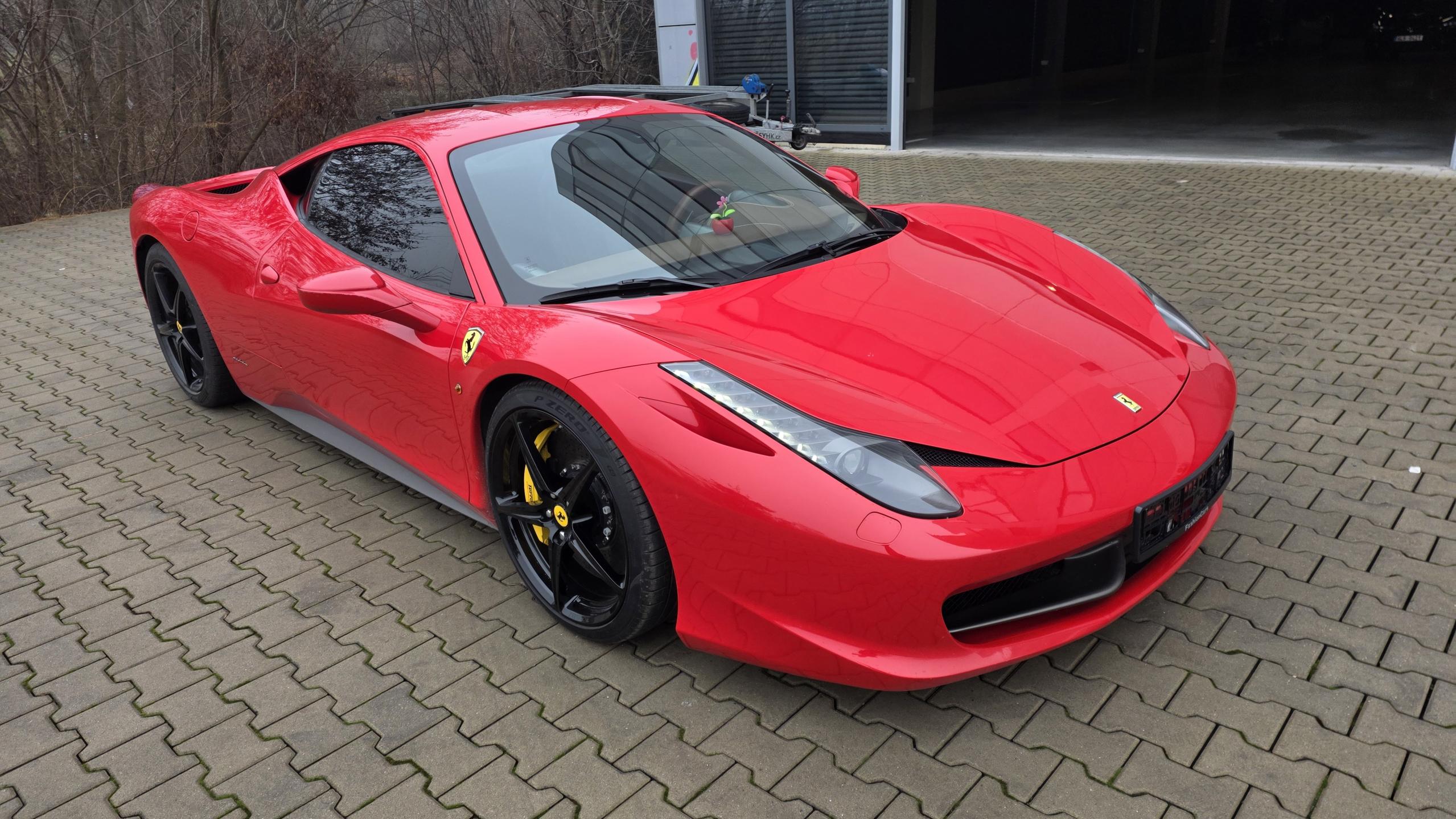 Ferrari 458 TOP STAV PRAVIDELNÝ SERVIS