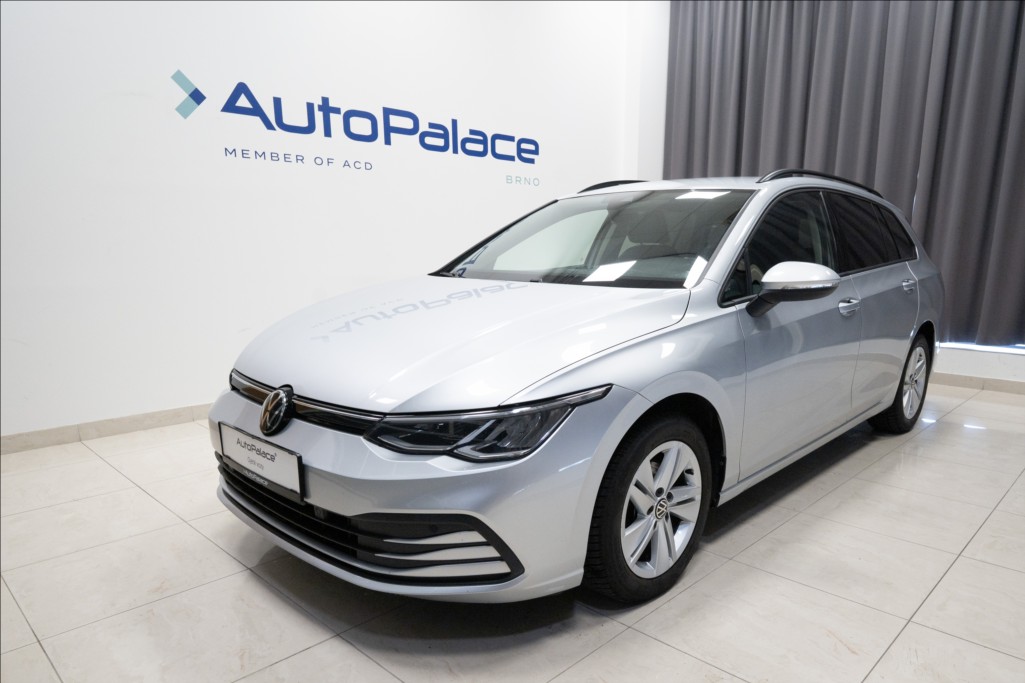 Volkswagen Golf 1,5 eTSI DSG KAMERA VÝHŘEV ČR