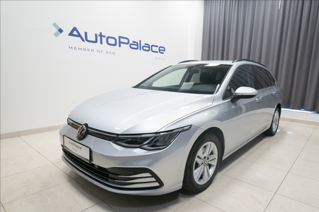 Volkswagen Golf 1,5 eTSI DSG KAMERA VÝHŘEV ČR