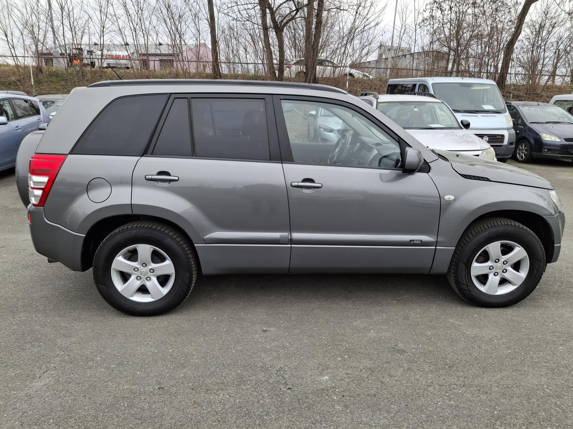 Suzuki Grand Vitara 2.0 benzin Rezervace