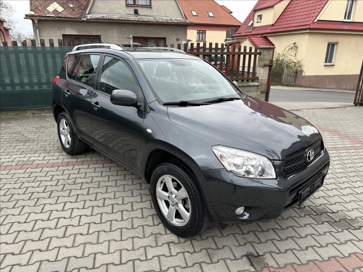 Toyota RAV4 2,2 D-4D BEZ KOROZE PO SERVISE