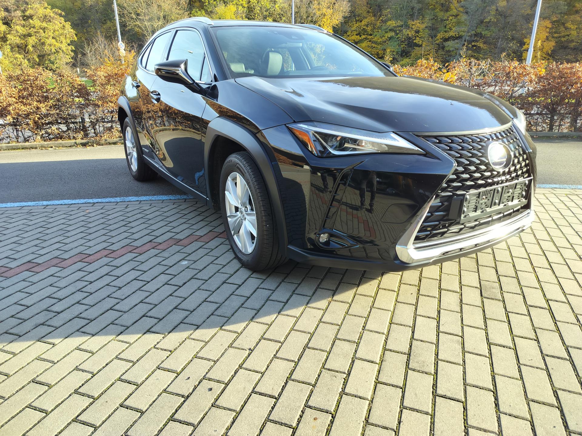 Lexus UX 250h kožené a vyhřívané sedačky