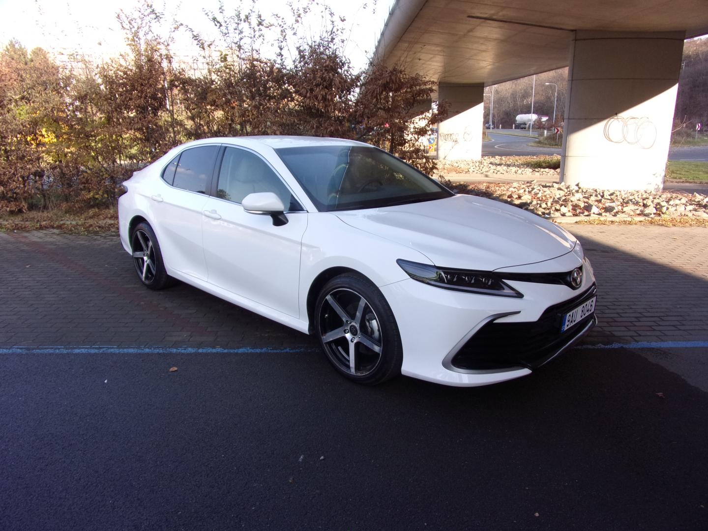 Toyota Camry 2.5i black white edition