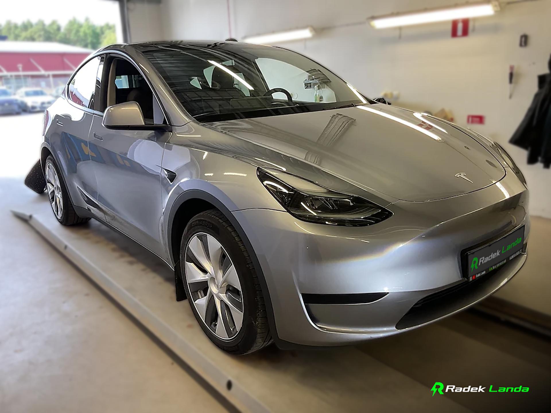 Tesla Model Y LFP Berlín, tažné, Quicksilver