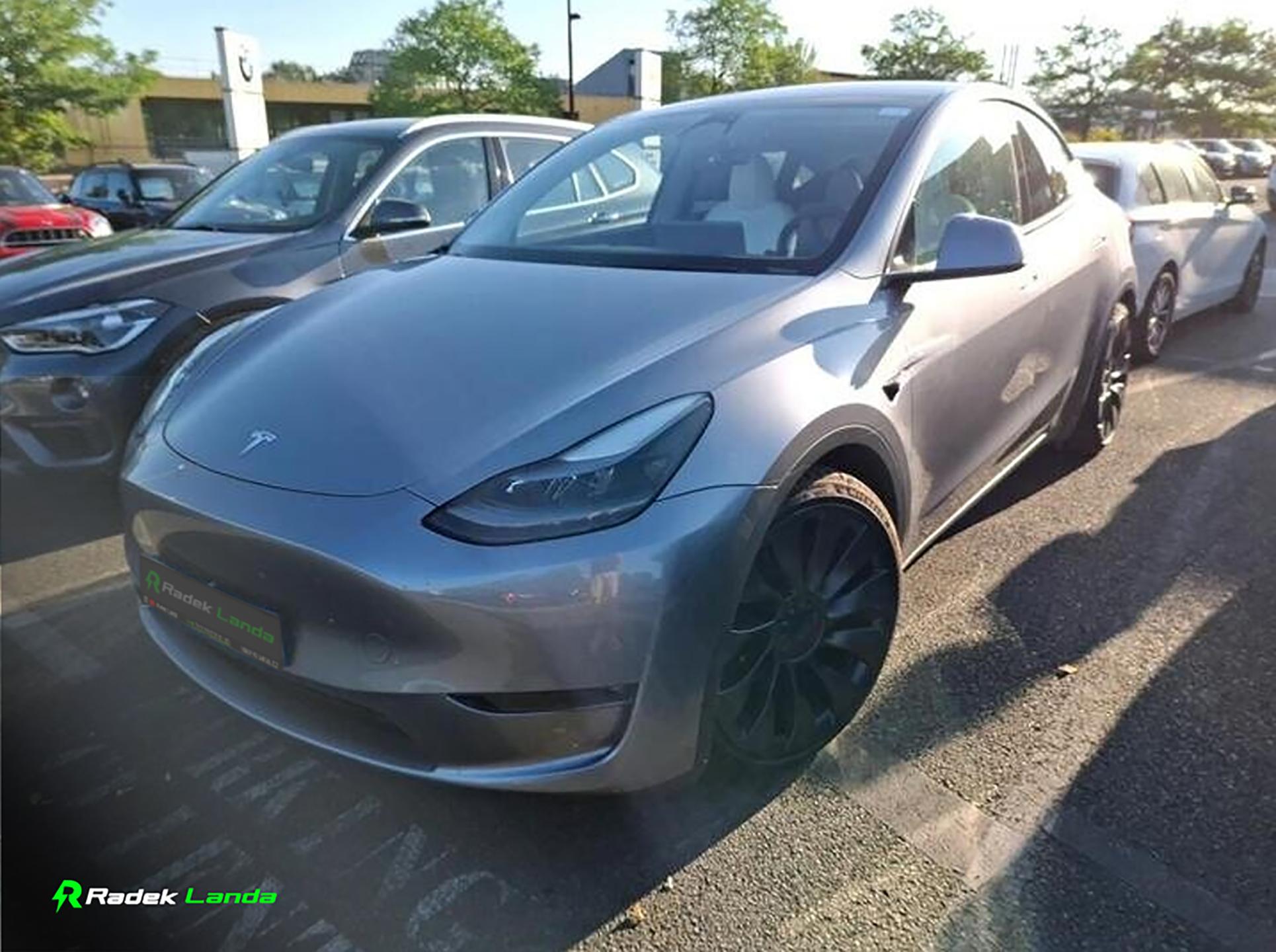 Tesla Model Y Quicksilver, Bílý interiér