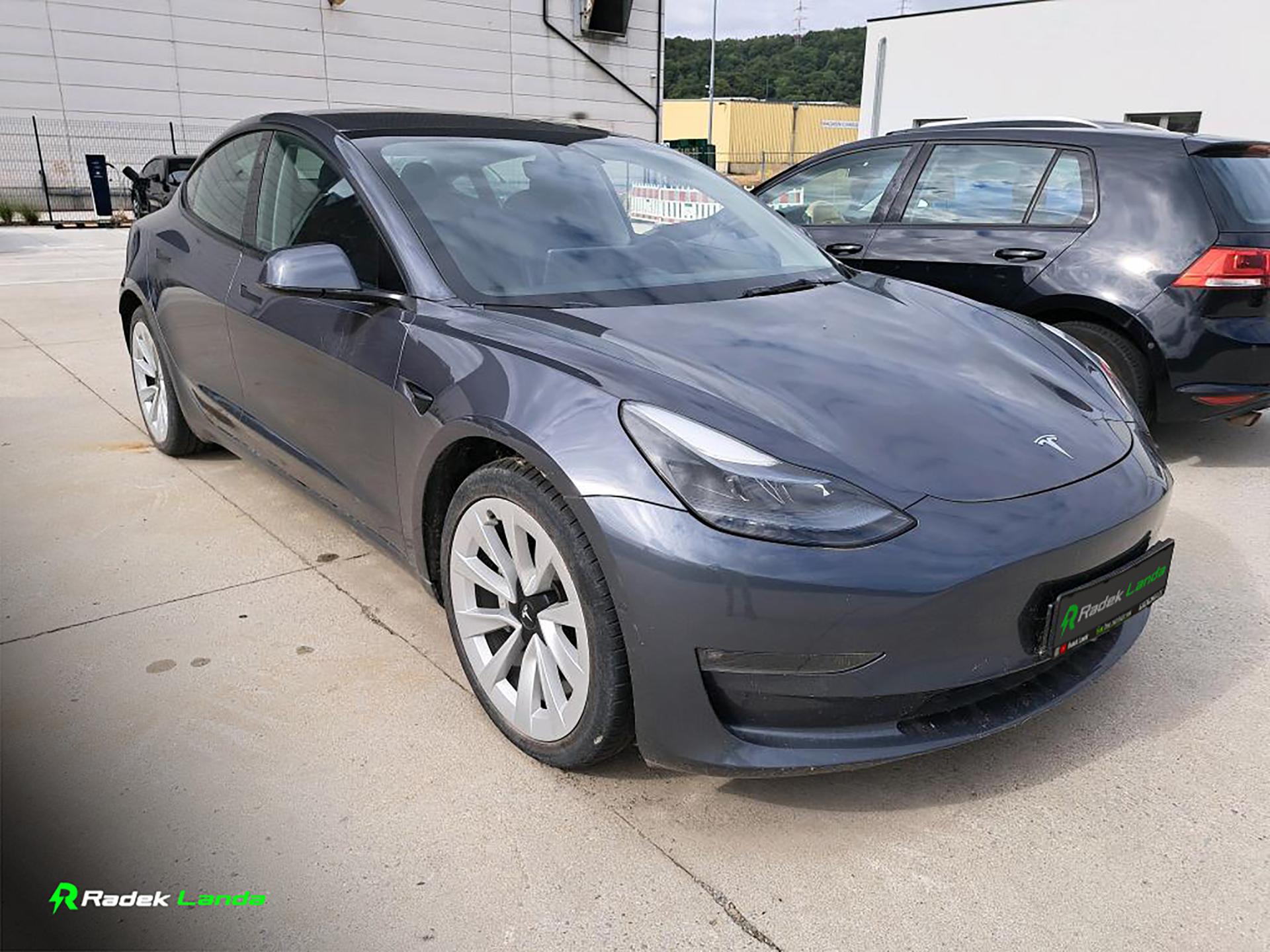 Tesla Model 3 Šedá metalíza, Tažné zařízení