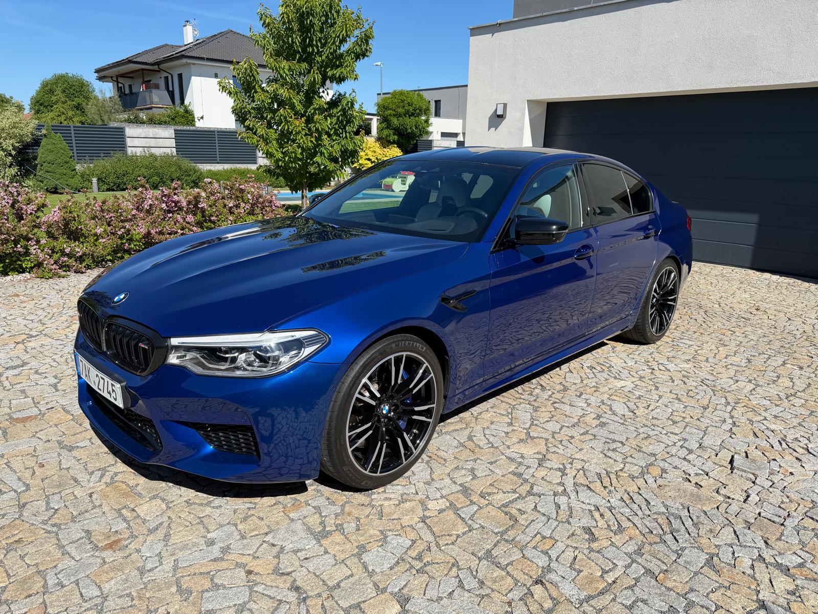 BMW M5 původ ČR, B&W, Marina Bay Blue