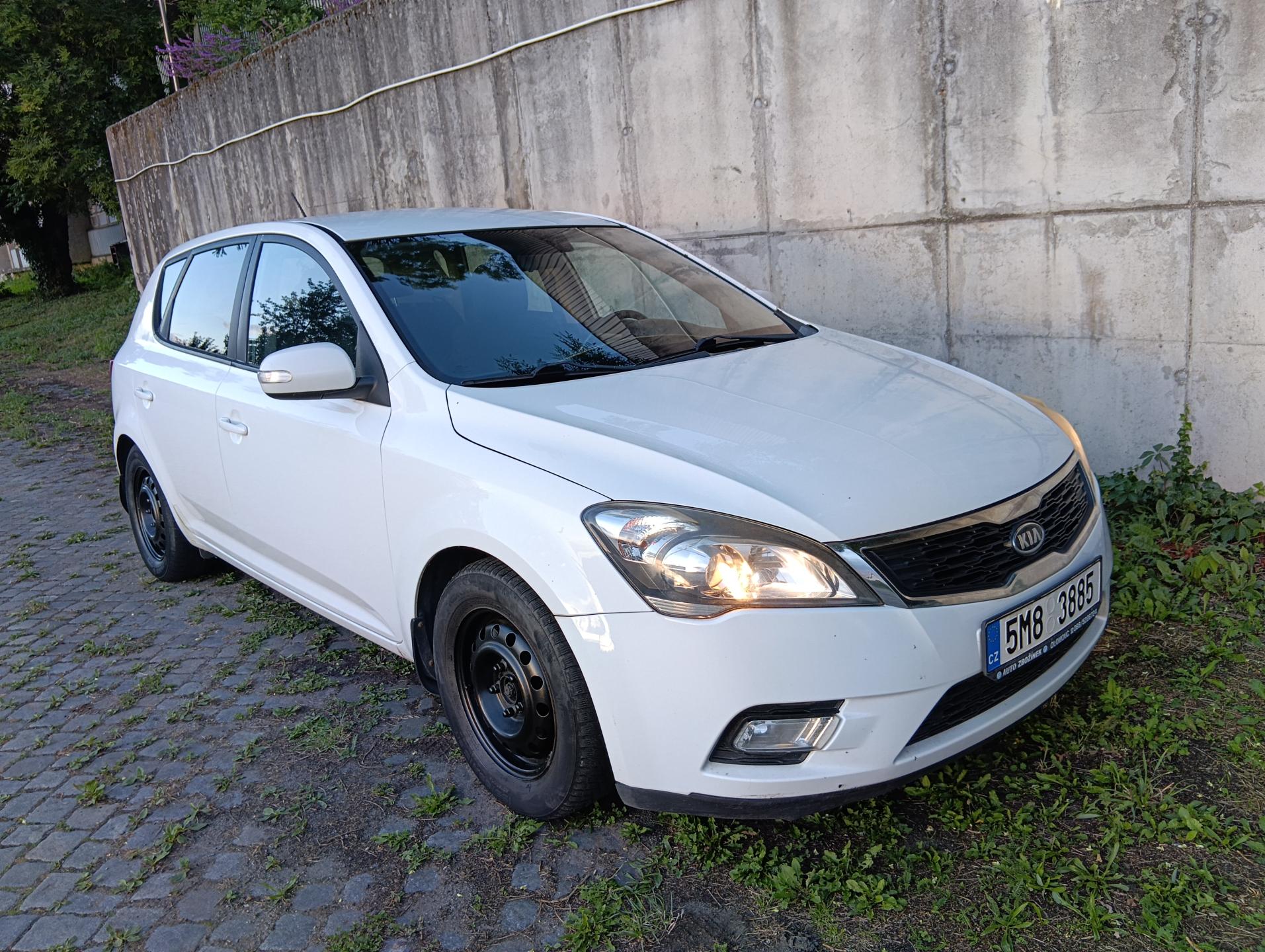 Kia Ceed 1.6D/85kW, automat, výhřev, AC