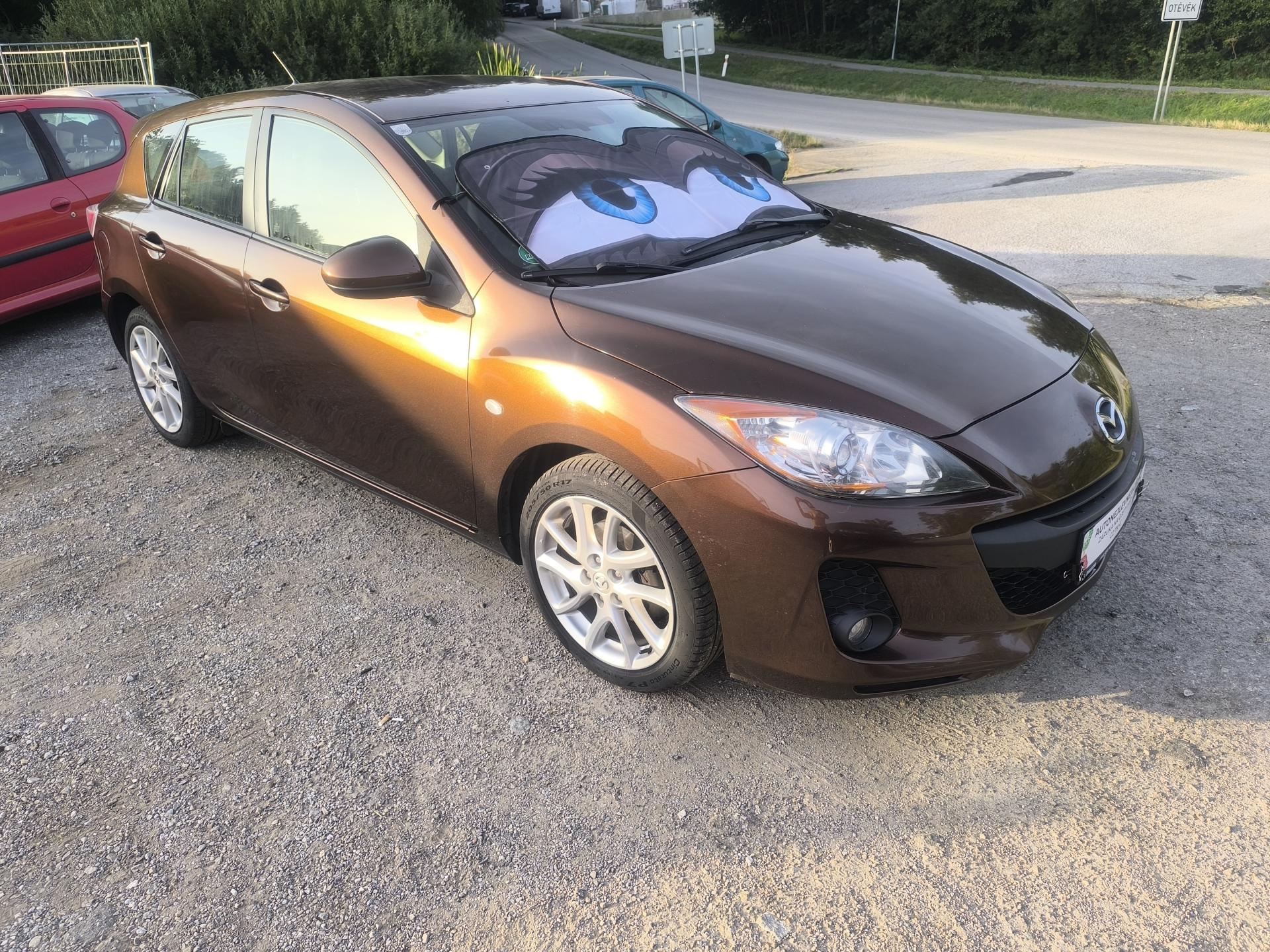 Mazda 3 KRÁSNÁ,MAX VÝBAVA,SERVIS,1MAJ.