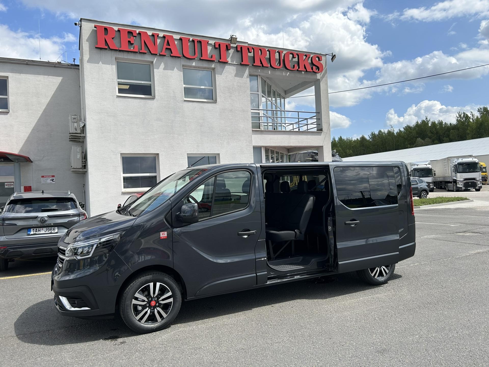 Renault Trafic COMBI L2H1 170k AT9 RED 8 MÍST