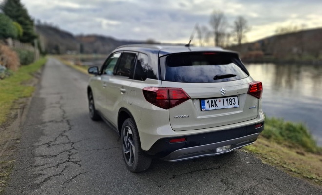 Suzuki Vitara jezd&iacute; hezky, snadno se ovl&aacute;d&aacute; a nab&iacute;z&iacute; dostatek jistoty